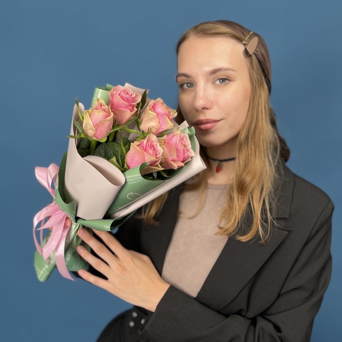 5 розовых роз Роял Атена 40 см